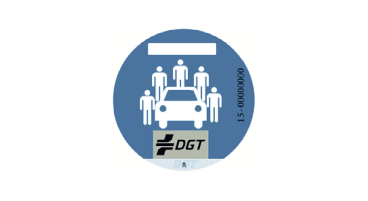 Distintivo V26 de uso compartido de la DGT: círculo azul con un coche blanco rodeado de cinco personas y el logotipo de la DGT